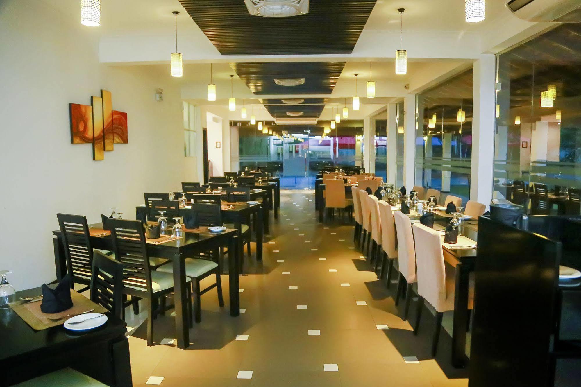 The Covanro Airport Hotel - Katunayake Гампа Екстериор снимка